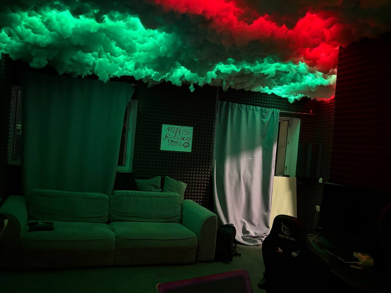 Зона отдыха в студии MONKISS