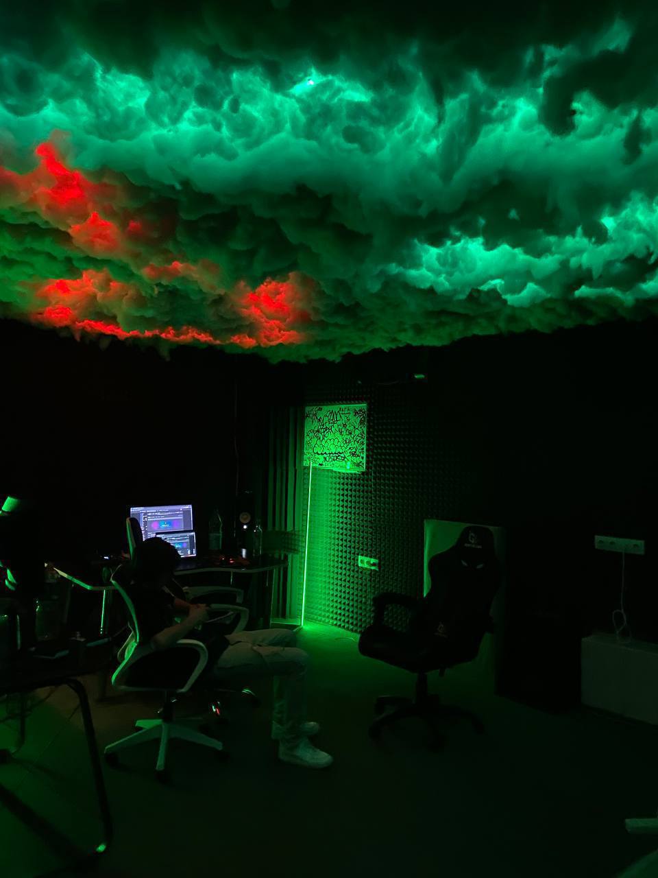 Неоновое освещение и пульты