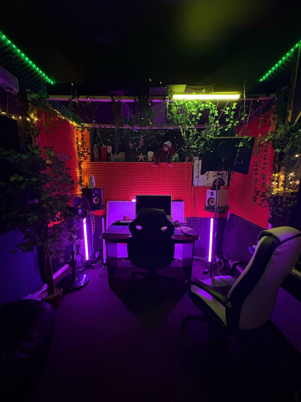 Арт‑зона и постеры в студии MONKISS