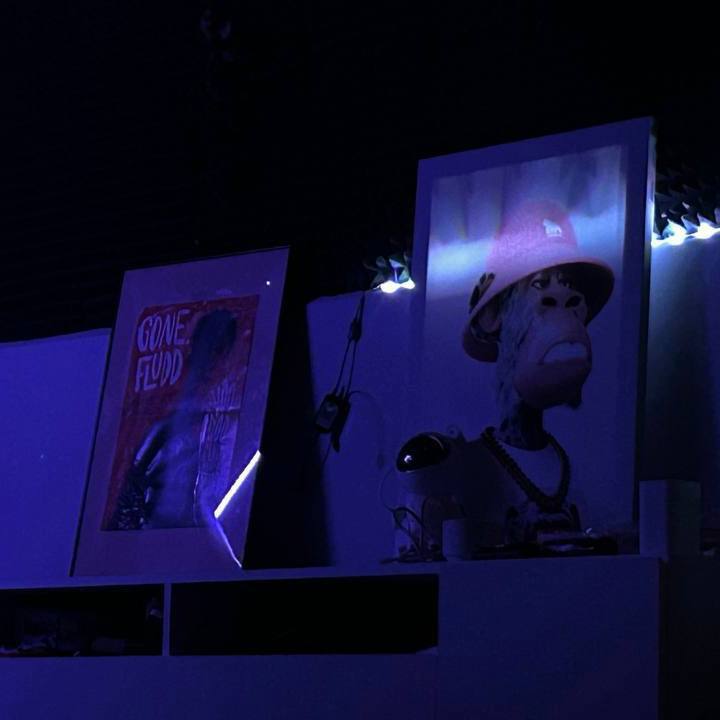 Рабочее место с подсветкой и зеленью